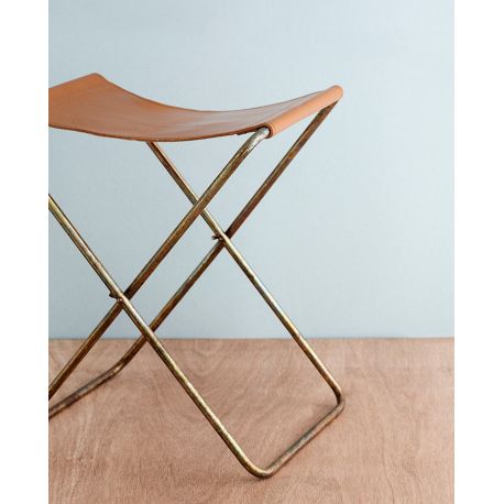 leather folding stool        
        <figure class=